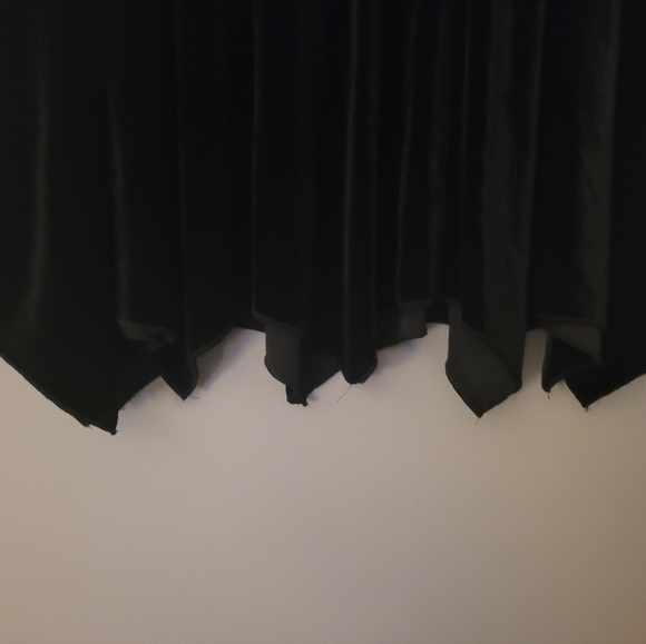 HOT TOPIC Batwing Hem Black Velvet Skirt - Picture 7 of 11